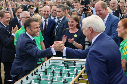 Berlin (Germany), 26/05/2024.- German President Frank-Walter Steinmeier and French President Emmanuel Macron (L) play table football as attend the Democracy festival, as part of the "75 years of the Basic Law" celebrations in Berlin, Germany, 26 May 2024. Macron visit Germany from 26 to 28 May. The French President and Federal President Steinmeier will visit several regions of Germany together. It is the first state visit - the highest form of visit in diplomatic protocol - by a French president to Germany in 24 years. (Francia, Alemania) EFE/EPA/HANNIBAL HANSCHKE