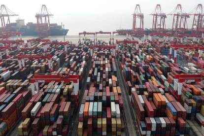 Comercio.- Contenedores en un puerto de China.