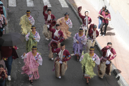 Diferentes barrios de Quito desfilaron en conmemoración al 24 de mayo