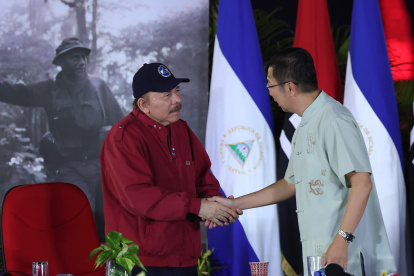 AME8758. MANAGUA (NICARAGUA), 24/05/2024.- Fotografía cedida por la Presidencia de Nicaragua del mandatario Daniel Ortega, junto al representante de la empresa Yutong, Santi Zhou Qing, durante su participación en un acto de entrega de autobuses provenientes de la República Popular China, este viernes en Managua (Nicaragua). El Gobierno de Nicaragua entregó este viernes una tercera flota de 250 autobuses comprados en la República Popular China, con lo que suman ya un total de 750 unidades que servirán para mejorar y modernizar el transporte urbano colectivo del país centroamericano. EFE/ Presidencia Nicaragua / SOLO USO EDITORIAL/ SOLO DISPONIBLE PARA ILUSTRAR LA NOTICIA QUE ACOMPAÑA (CRÉDITO OBLIGATORIO)
