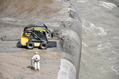 Trabajos. El ministro de Energía encargado, Roberto Luque anunció que la hmidroeléctrica más grande del país entrará en operaciones próximamente.