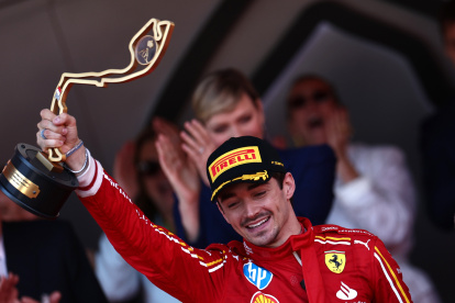 El piloto de 26 años de edad levantan por primera vez el titulo de la competencia de su país en el que se impuso al mismo líder Mundial, Max Verstappen.