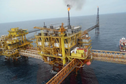 Labor.- La explotación de petróleo en el mar.