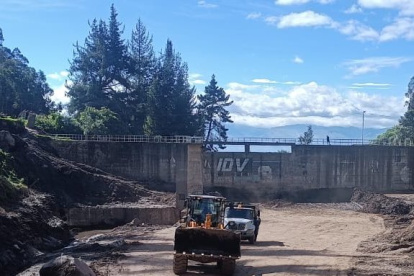 Trabajos de limpieza en la quebrada Rumipamba.