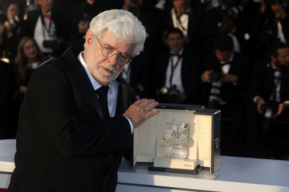 George Lucas posa con su Palma de Oro Honorífica.