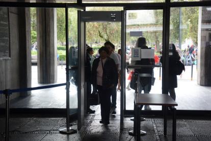 Al ingreso del palacio municipal hay un arco de seguridad. Los visitantes deben identificarse para acceder a la entidad.