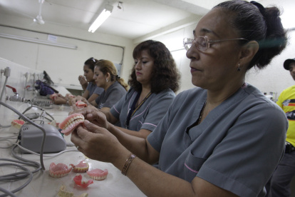 Emprender.- Adultos mayores aprenden a elabora prótesis dentales.