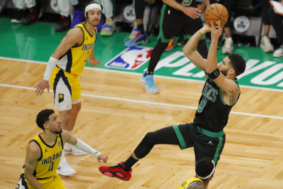 Jayson Tatum (d) fue el jugador del partido por los 36 puntos que uparon la victoria.