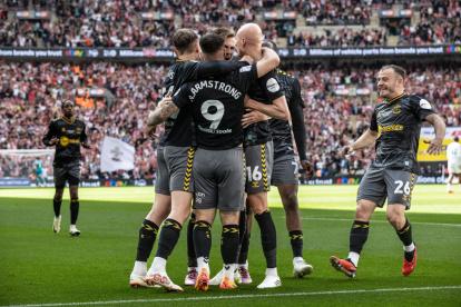Southampton festeja el gol que los llevó al retorno de la Premier League