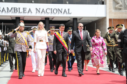 El presidente ecuatoriano, Daniel Noboa (c), acompañado de su esposa, Lavinia Valbonesi (i), y el presidente de la Asamblea Nacional, Henry Kronfle (d), sale tras presentar su primer informe a la nación.