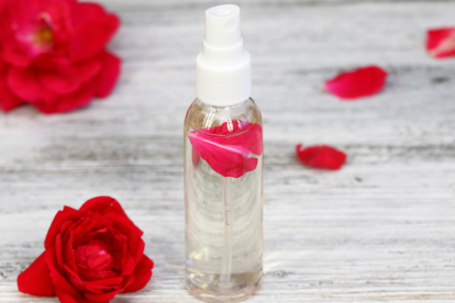 Referencial. El agua de rosas es un líquido empleado para limpiar la grasa facial