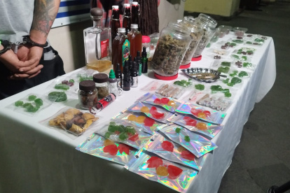 Sobre una mesa había tres reposteros de plásticos trasparentes con tapa roja y su interior contenía una sustancia color verdosa.