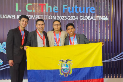 a delegación de la UDLA que participó en representación de Ecuador y América Latina en la Huawei ICT Competition 2023-2024