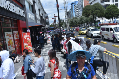 Los fanáticos se apostaron en los exteriores del CCI, en la av. Amazonas para comprar las entradas al concierto de Aventura en Ecuador.