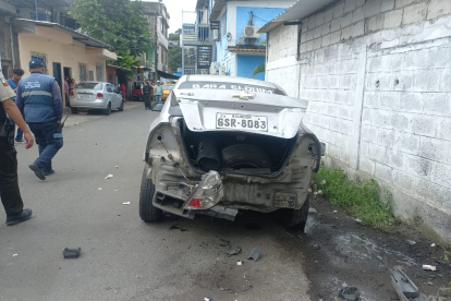 Un carro explotó en las cercanías del Municipio de Durán, la tarde de este lunes 27 de mayo.