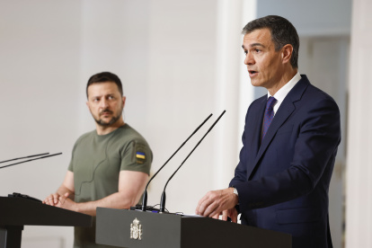Pedro Sánchez y Volodimir Zelenski, se dirigen a una conferencia de prensa conjunta tras su reunión en el Palacio de La Moncloa,