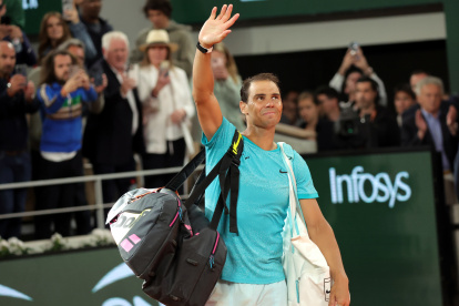 Paris (France), 27/05/2024.- Rafael Nadal of Spain leaves the court after losing his Men"s Singles 1st round match against Alexander Zverev of Germany during the French Open Grand Slam tennis tournament at Roland Garros in Paris, France, 27 May 2024. (Tenis, Abierto, Francia, Alemania, España) EFE/EPA/TERESA SUAREZ