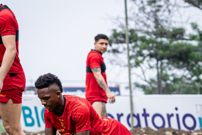 Los jugadores suplentes entrenaron bajo la supervisión del técnico Ariel Holan
