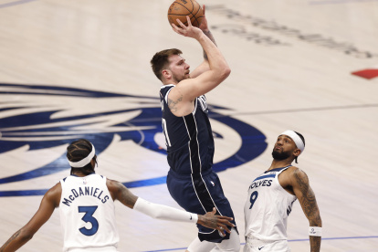 Doncic (c) firmó 33 puntos en la victoria decisiva para los Mavericks.