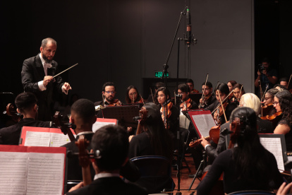 El evento gratuito se desarrolló en el Teatro Centro de Arte. Fueron 280 artistas en escena, entre ellos miembros de los coros de la Universidad Católica de Santiago de Guayaquil, Arquidiocesano de Guayaquil y del comunitario de la Orquesta Sinfónica de Guayaquil, además de los solitas Vanesa Lamar, Priscila Urgiles, Andrés Córdova e Israel Lalama, bajo la dirección de Manuel Campos y Alex Mora, quienes se presentaron en el Teatro Centro de Artes León Febres-Cordero.