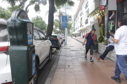 1. Comercios. Tanto en la ciudadela Urdesa como la Alborada argumentaron que esta medida perjudicará a los clientes y llegarán en menor cantidad.