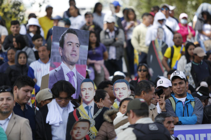 Simpatizantes de Daniel Noboa en el día del informe a la nación