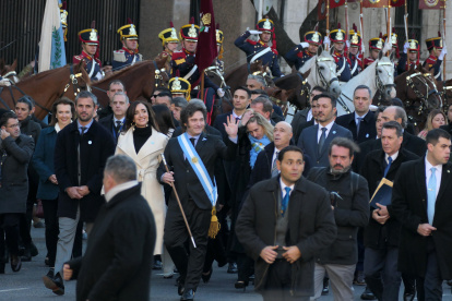 El presidente de Argentina, Javier Milei (c), saluda a su llegada este sábado 25 de mayo de 2024, a la Catedral de Buenos Aires (Argentina).