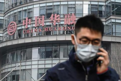 Un hombre pasa por el edificio Huarong Asset Management en el distrito financiero de Beijingm China