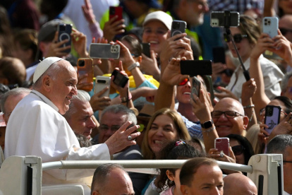 El Papa Francisco saluda a los fieles durante su audiencia general semanal en la Plaza de San Pedro