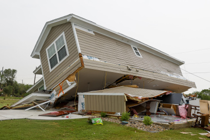 Vista general de una casa inclinada de lado después de ser golpeada por un tornado en Temple, Texas, EE.UU., el 23 de mayo de 2024.