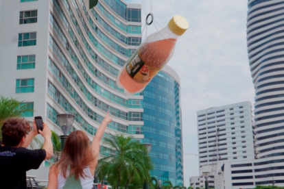El lanzamiento de la nueva bebida en Guayaquil estuvo marcado por la llegada de un dirigible de Güitig Sabores desde el Cotopaxi