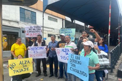 Ciudadanos exigen que no se efectúe el alza del pasaje.