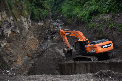 La maquinaria logró ingresar al ducto de la quebrada El Tejado para limpiar los escombros que amenazaban con desbordar la estructura.