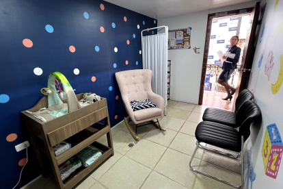 En la pequeña sala se han instalado una silla mecedora, juguetes e incluso un espacio para cambiar los pañales. Esta abierto todos los días en horario laborable.