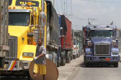 Las largas colas en las afueras de los puertos de la isla trinitaria llegaron a generar hasta 30 horas de espera.