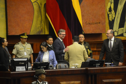 Juan Carlos Vega (izquierda), ministro de Economía y Finanzas, en su comparecencia en la Asamblea Nacional.