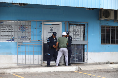 Hombres de la policía custodian las instalaciones del Municipio de Durán.
