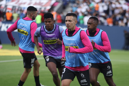 Alexander Bolaños (d) ya no entrena con el plantel principal de los rayados.