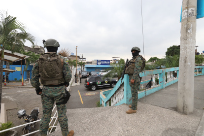 Personal de la Policía llegó hasta el Municipio de Durán para recabar evidencias tras los ataques registrados. Los militares permanecen en el sitio desde el pasado 27 de mayo.