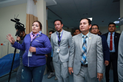 El ministro de Salud Pública, Franklin Encalada, en un recorrido por un hospital.