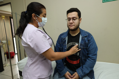 Referencial. Una enfermera ausculta a un paciente en un consultorio médico particular.