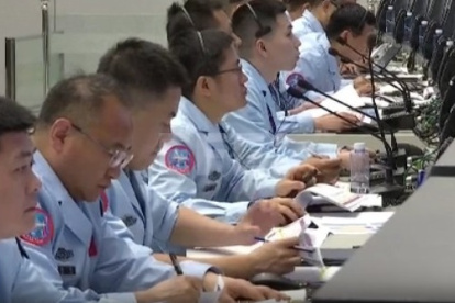 Astronautas chinos realizan la caminata espacial más larga.