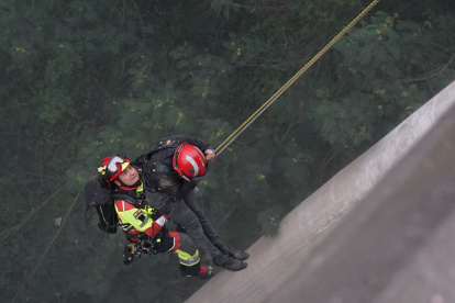 El joven que se lanzó del puente no tenía lesiones que lo comprometieran.