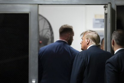 El expresidente Donald Trump abandona la sala del tribunal durante una pausa en su juicio penal en la Corte Suprema del Estado de Nueva York, el 28 de mayo de 2024.