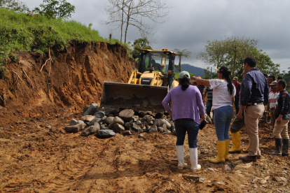 La prefecta Lourdes Tibán realiza una supervisión en el territorio del trabajo que se desarrolla.