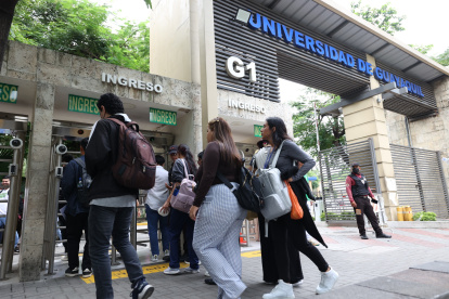 Los ciudadanos buscan resguardarse del frío de las mañanas.