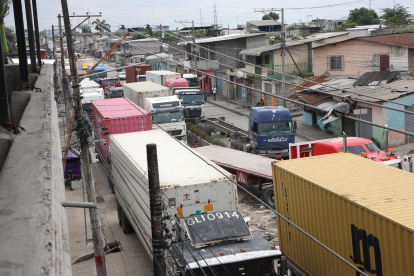 Trinitaria. Las largas filas que se forman para ingresar a TPG o a Naportec en ciertos días de la semana.