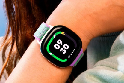 Fitbit reveló su primer reloj inteligente y rastreador de actividad física dirigido específicamente a niños.