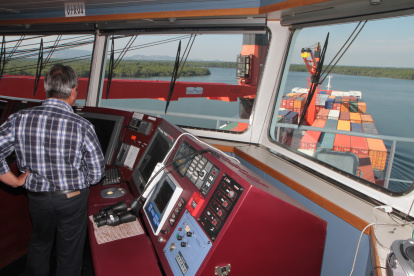 Puerto.- Una nave se dirige al muelle del Puerto Marítimo de Guayaquil.