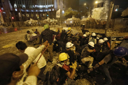 Enfrentamiento entre manifestantes y policías durante una jornada de protesta el 28 de enero de 2023 en Lima (Perú).